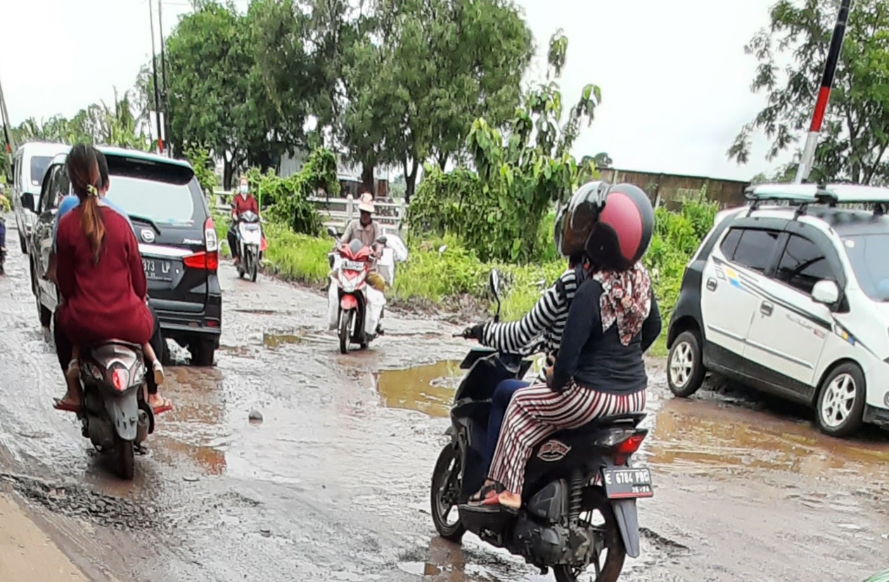 Jalan Akses Pasar Jatibarang Rusak Parah