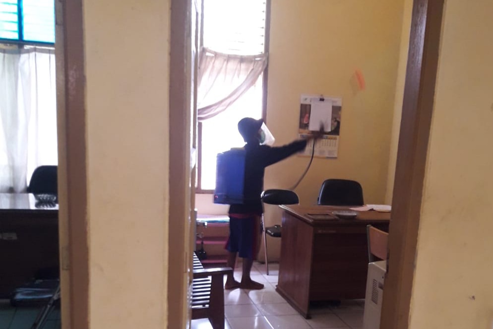Kantor Kecamatan Disemprot Disinfektan