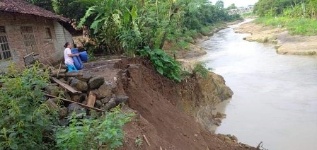 6 Rumah Terancam Ambruk, Tebing Sungai Cipunegara Longsor