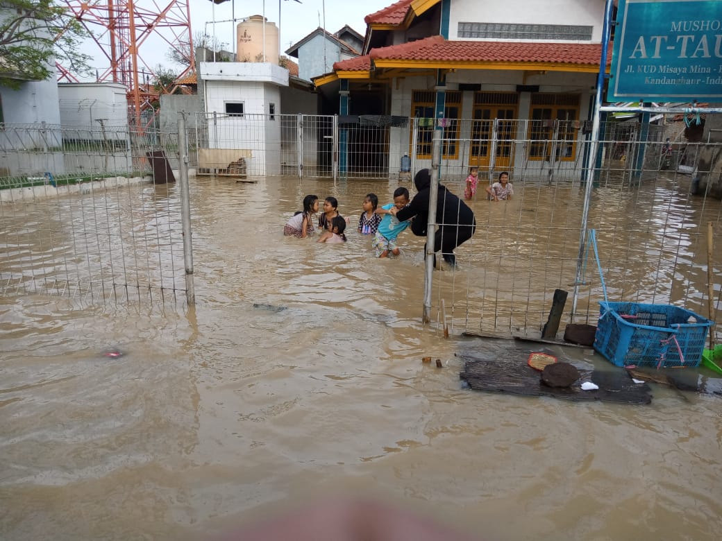Banjir Rob Kembali Menggenangi Pesisir Eretan