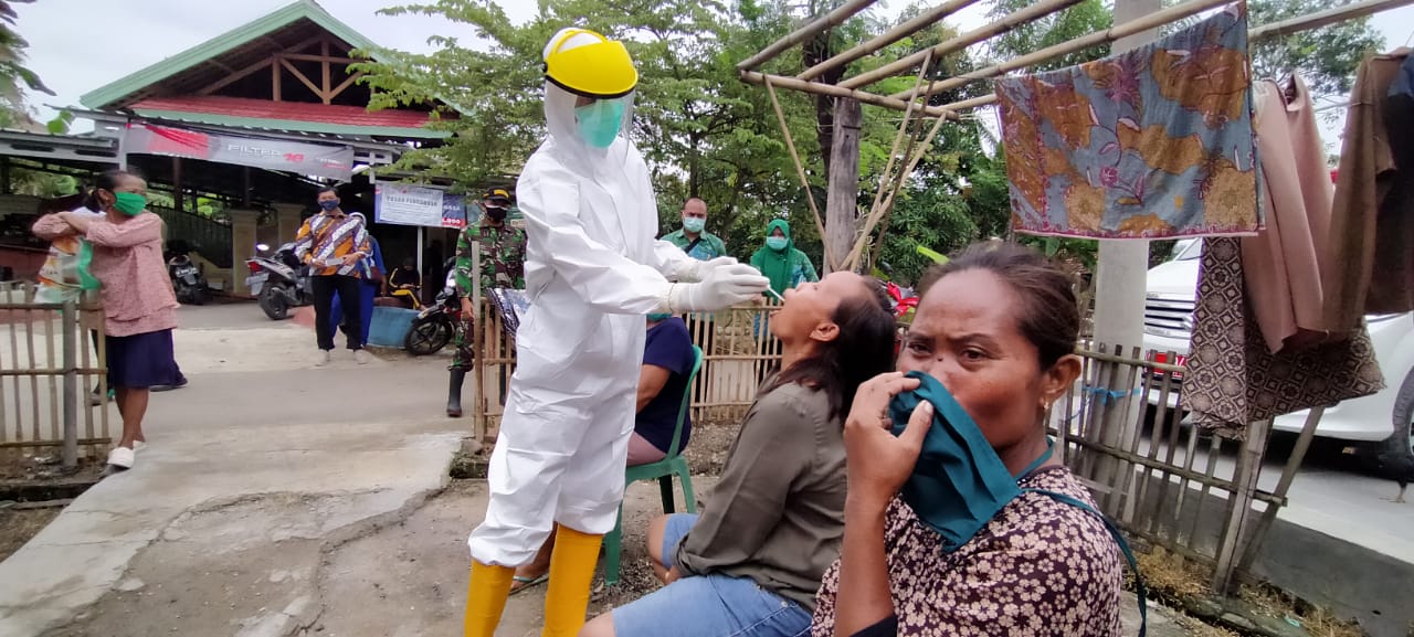 Giliran Rombongan Klaster Ziarah Jalani Swab di Desa Kopyah