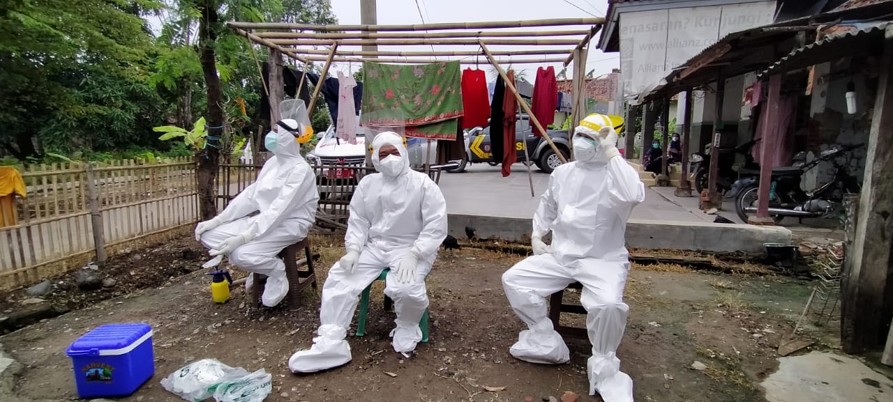 Petugas Swab Kepanasan Pakai Hazmat, Kesulitan Kumpulkan Warga Desa Kopyah