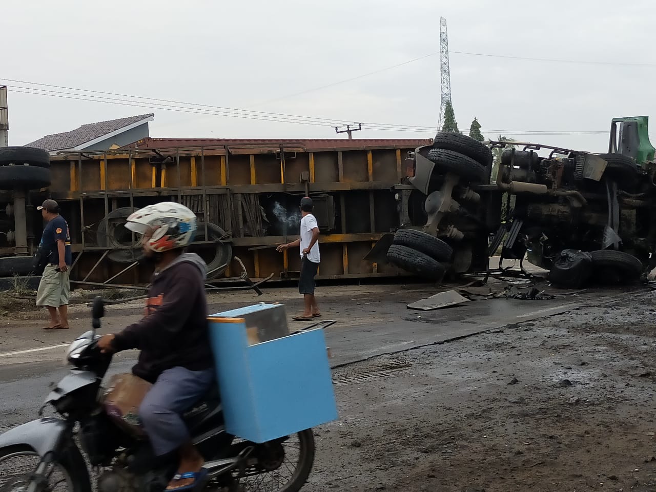Truk Kontainer Terguling, Pantura Patrol Macet 3 Kilometer