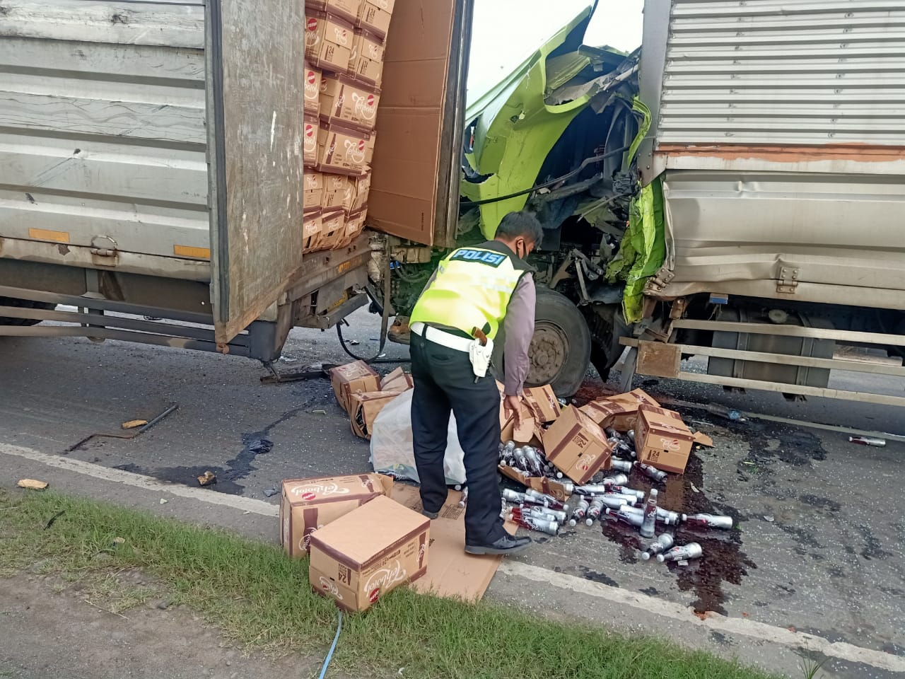 Gara-gara Ganti Ban, Truk Tronton Tabrakan di Pantura Eretan