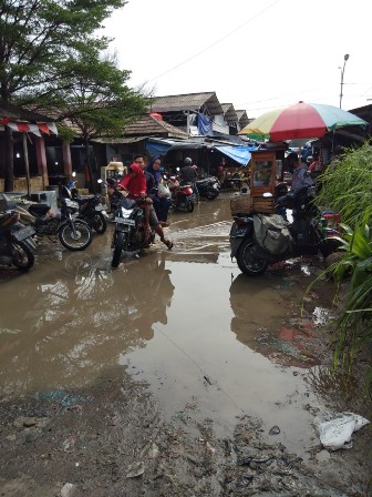 Kondisi Pasar Karangampel Becek, Pengunjung Sepi
