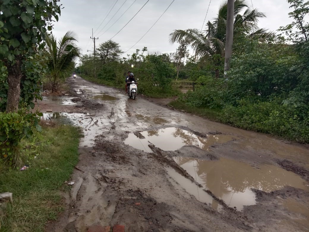 Jalan Mirip Kubangan, Warga Minta Perbaikan