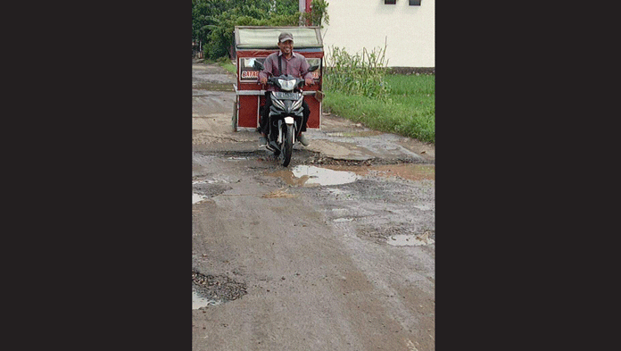 Warga Tukdana Keluhkan Jalan Rusak