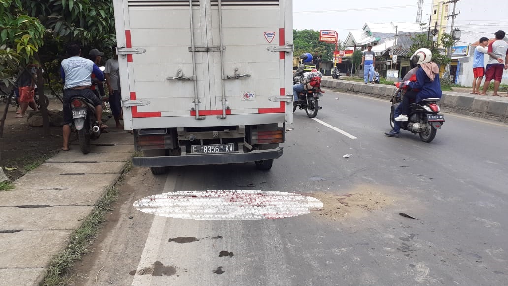 Seruduk Mobil Box Parkir, Pemotor Meregang Nyawa di Pantura Eretan