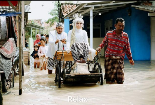 Viral Pengantin Menikah di Tengah Banjir Eretan Indramayu