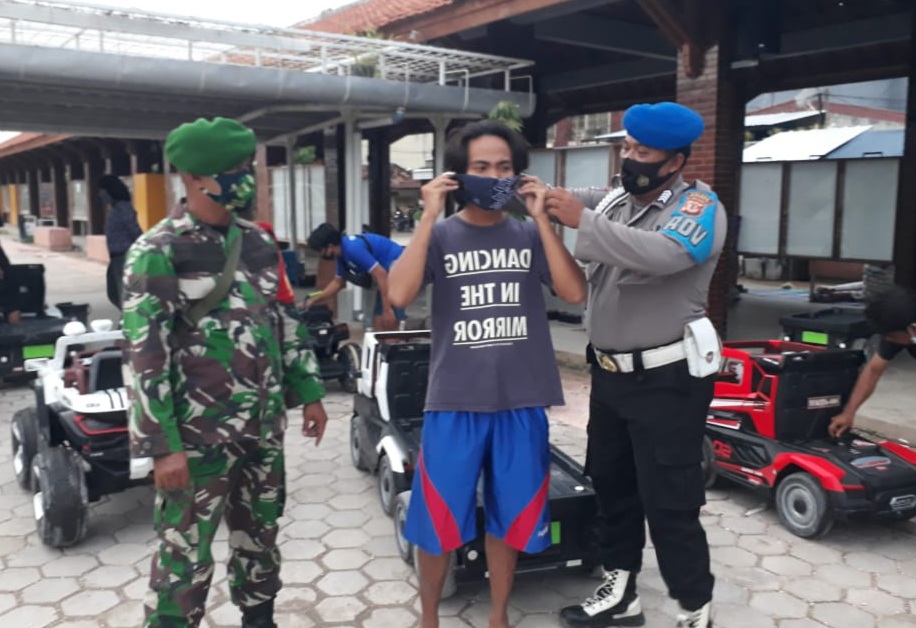 Bagikan Masker bagi Pengunjung RTH