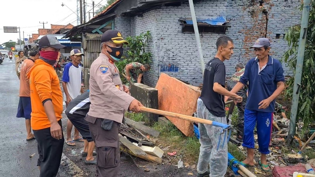TNI-Polri Gotong Royong Membersihkan Sampah Sisa Banjir