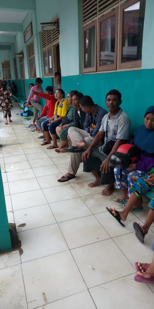 Pengungsi Banjir di SMK Haurgeulis Butuh Barang-barang Ini