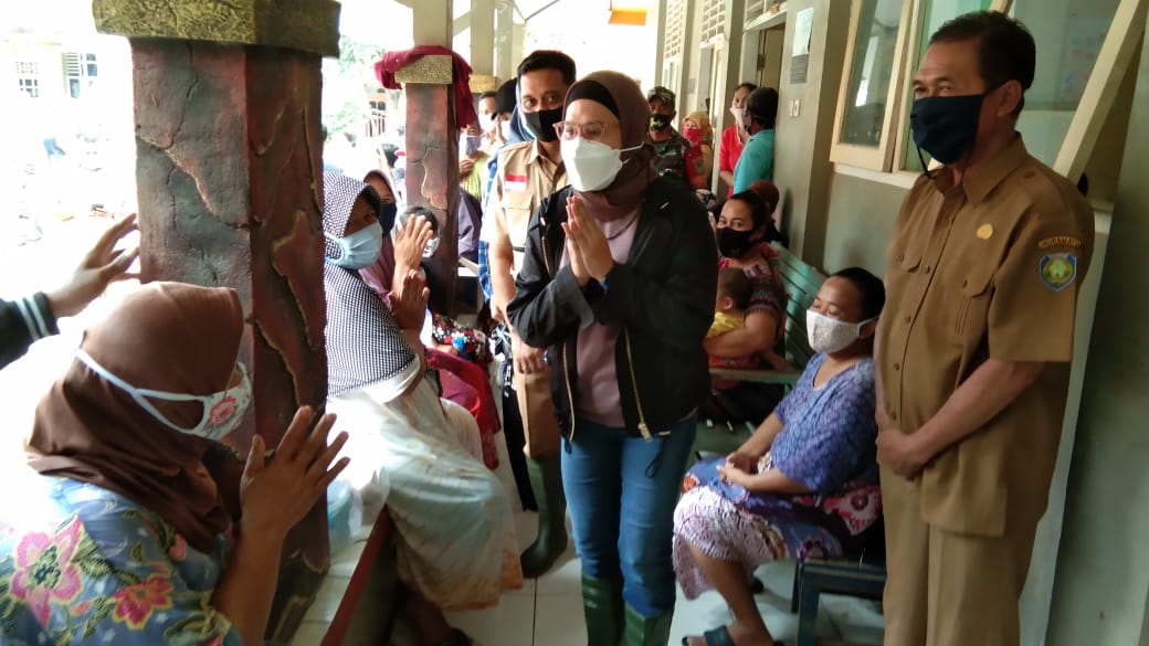 Nina Kunjungi Tempat Pengungsian Korban Banjir