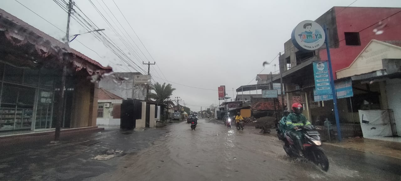 Indramayu Barat Hujan Deras, Air Genangi Jalanan