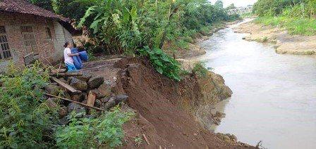 7 KK di Bantarwaru Dipindahkan karena Ancaman Longsor Sungai Cipunagara