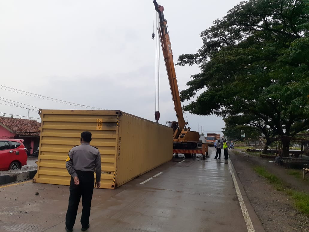 Kontainer Nabrak Median, Peti Kemasnya Lepas dan Sempat Menutup Jalan Pantura