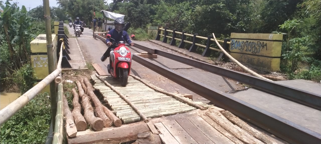 Warga Swadaya Bangun Akses Jalan Darurat Di Atas Jembatan Harko