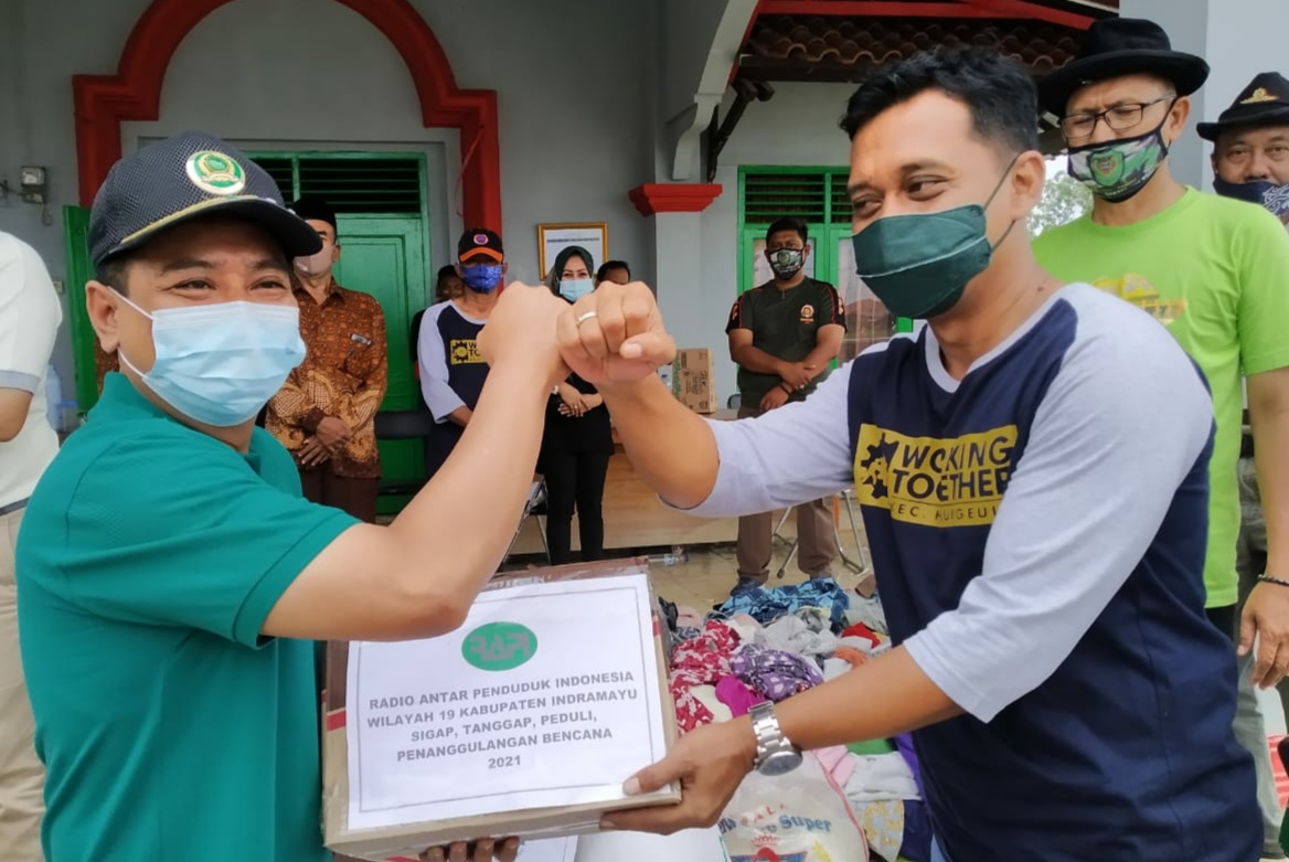 RAPI Indramayu Bantu Korban Bencana Banjir