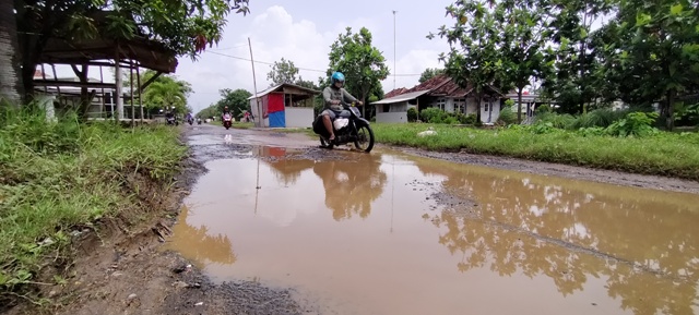 Jalan Utama Rusak Berat, Pemdes Arjasari Desak Perbaikan