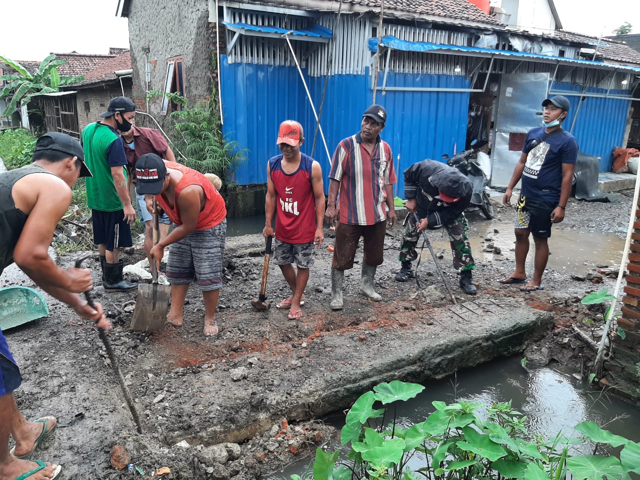 Kerap Banjir, Warga Bongkar Jembatan