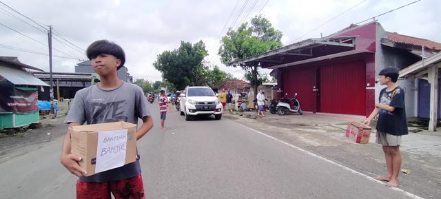 Korban Banjir Minta Sumbangan di Jalan