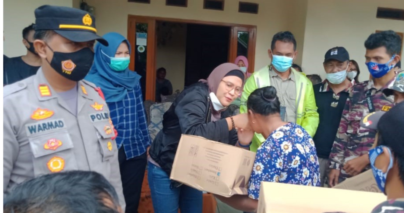 Bupati Terpilih Nina Agustina Kunjungi Korban Banjir, Beri Bantuan Makanan hingga Angkat Anak Asuh