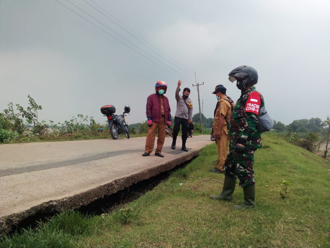 Kendaraan Berat Dilarang Melintas, Tanah Ambles, Jalan Beton Menggantung