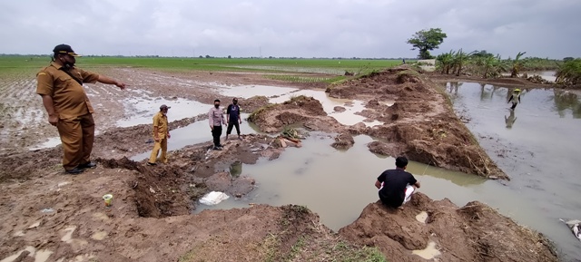 Warga Cemas, Tanggul Masih Jebol