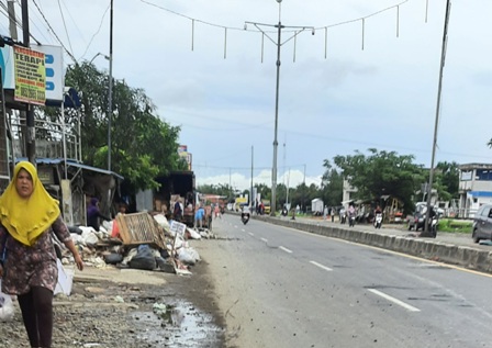 Sampah Sisa Banjir Numpuk di Jalan