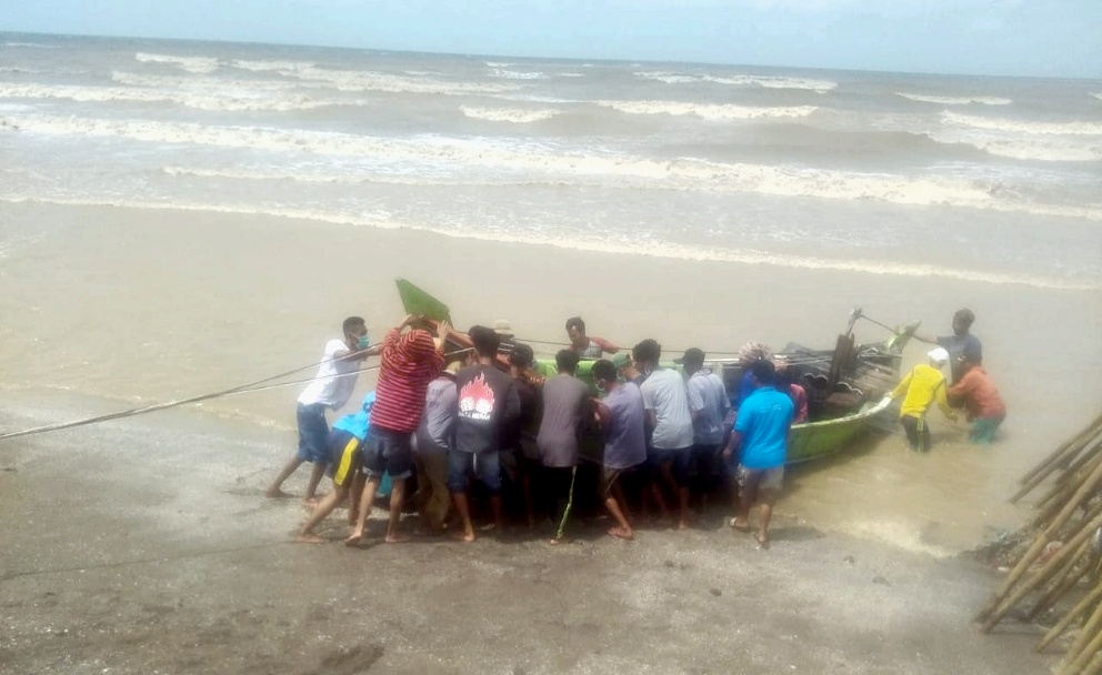 Disapu Ombak, Perahu Ditumpangi Tiga Nelayan Patrol Tenggelam