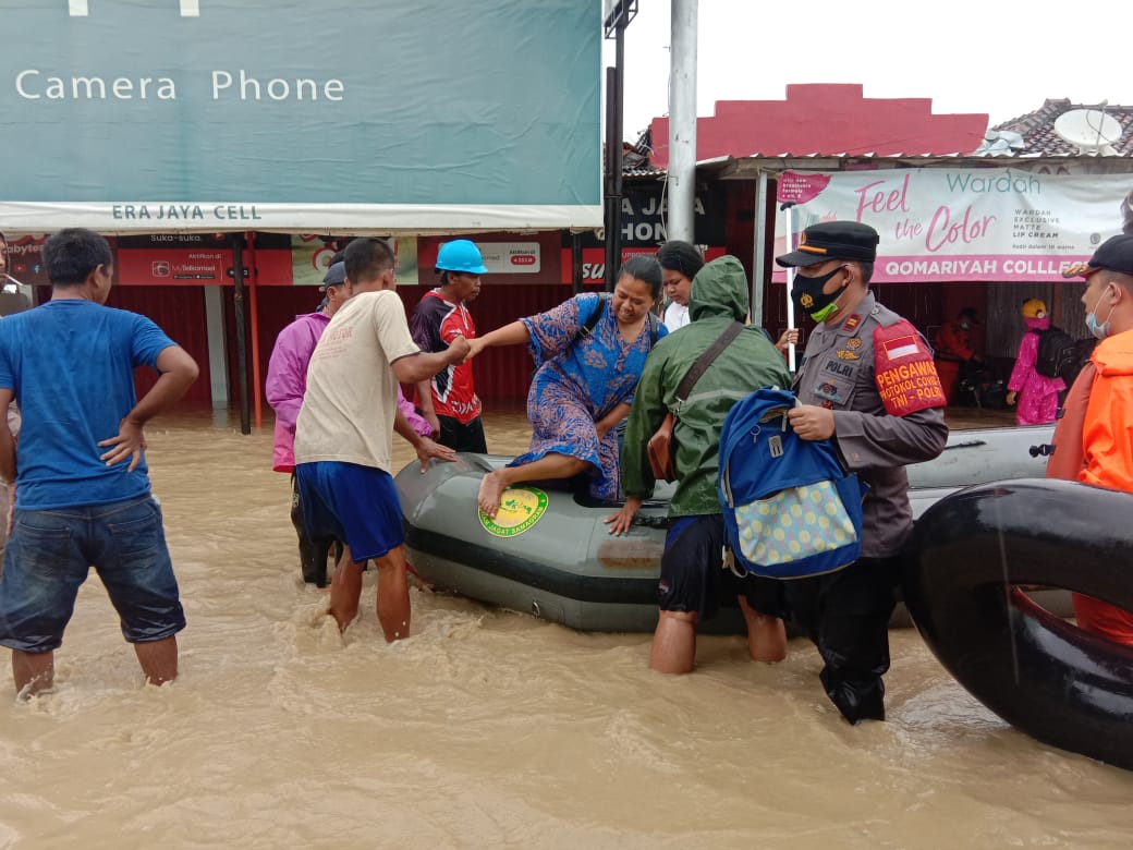 Korban Banjir Blok Karanganyar Mengungsi ke Stasiun Terisi