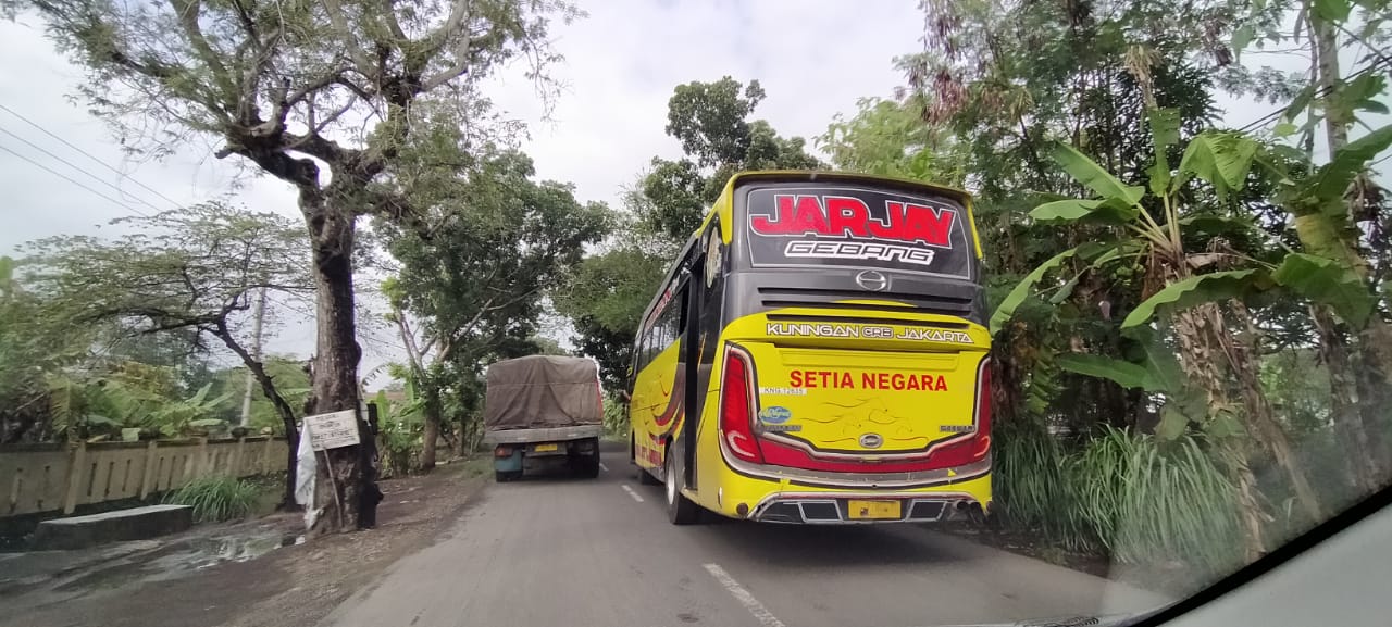 Hindari Banjir dan Jalan Ambles Tol Cipali, Bus Tujuan Jakarta Pilih Jalur Alternatif Indramayu