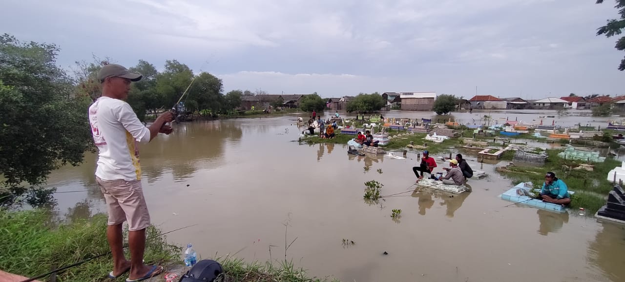 Tambak Jebol, Mancing di Kuburan Dapat Gurame hingga Lele