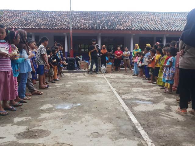Anak Anak Korban Banjir Dapat Trauma Healing