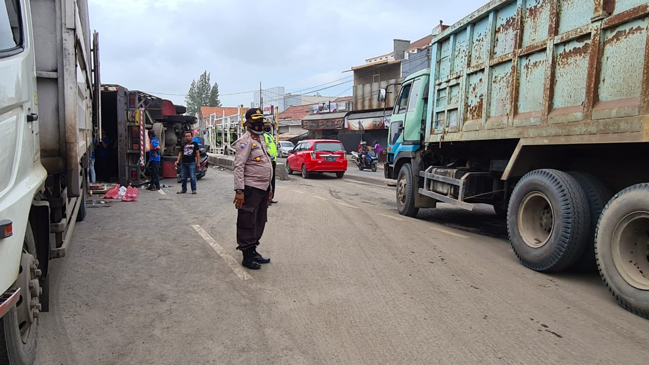 Truk Terguling, Pantura Indramayu sempat Macet