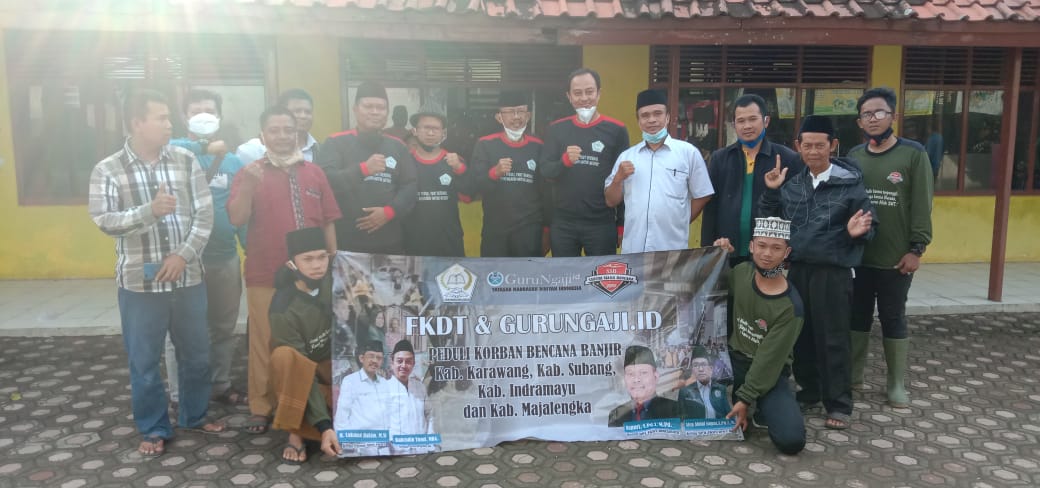 FKDT Salurkan Bantuan Guru Madrasah Korban Banjir