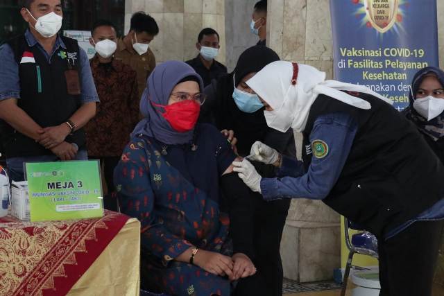 Ajak Waspadai Hoax Vaksinasi, 10 Tokoh Publik Kembali Divaksin