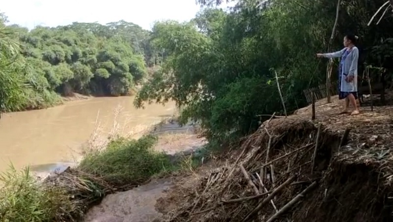 Tebing Sungai Cipunegara Longsor, Warga Waswas Tak Bisa Tidur