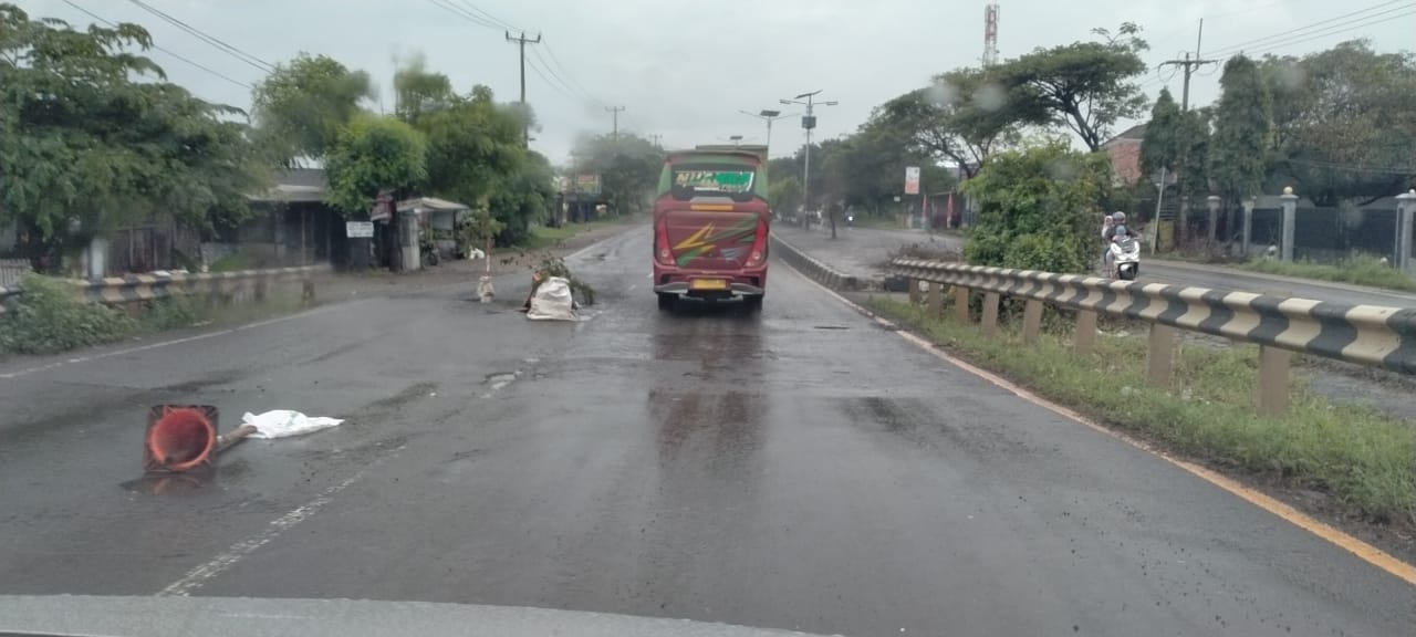 Jalan Rusak Pantura Indramayu, Waspada Rambu Dadakan