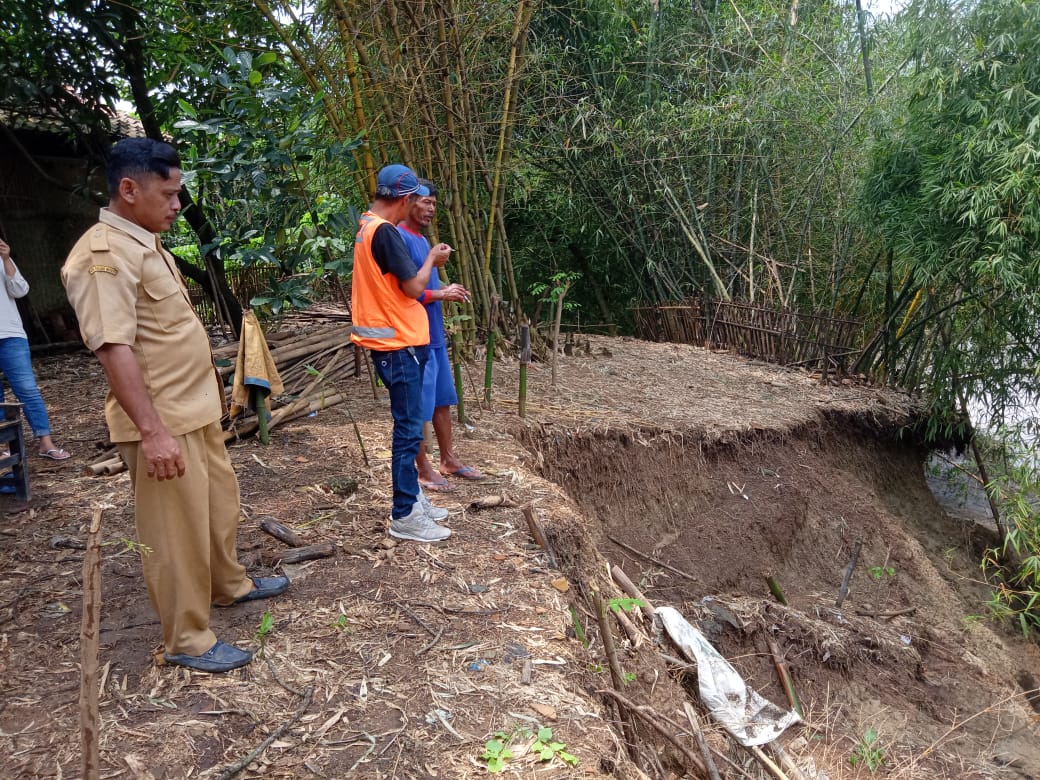 BBWS Citarum Tinjau Longsor Tebing Sungai Cipunagara