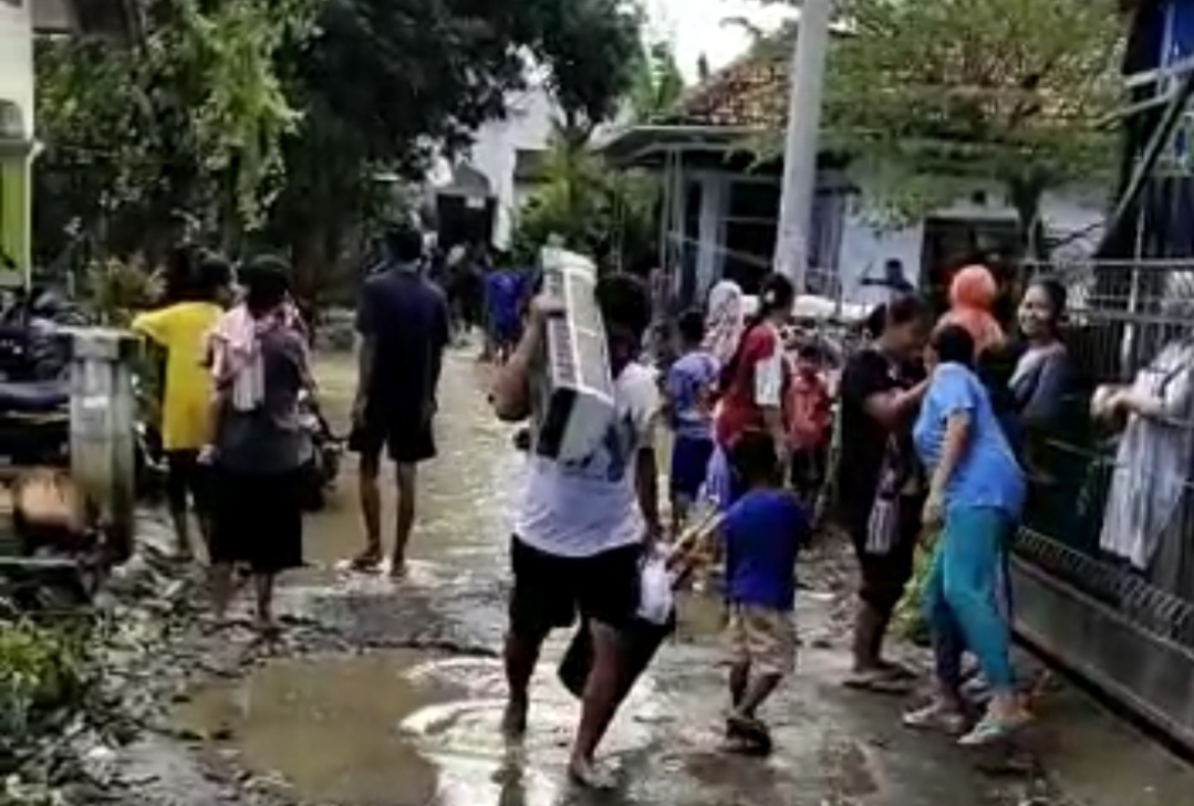 Air Masuk Pemukiman, Warga Kertasemaya Panik Kemasi Barang
