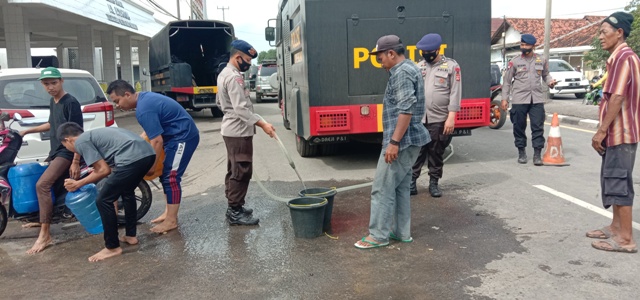 Korps Brimob Polri Salurkan Air Bersih