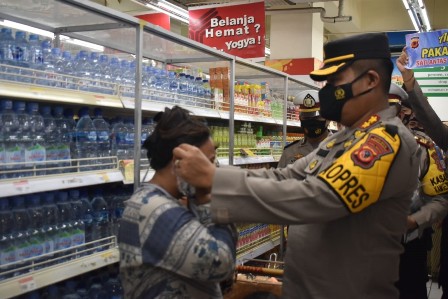 Kapolres Bagikan Masker Gratis