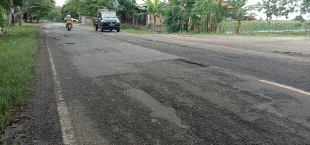 Jalan Raya Soekarno Hatta Butuh Perbaikan