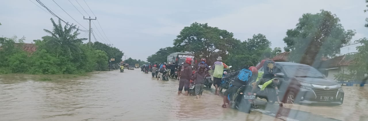 Ratusan Pengendara Terjebak Macet di Pantura Losarang