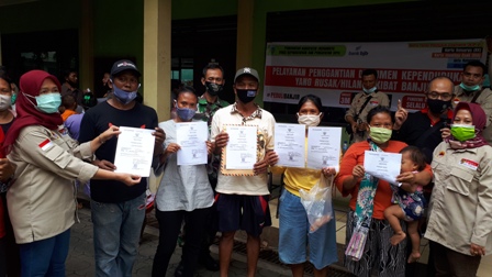 Ratusan Warga Antre Membuat Dokumen Kependudukan di Yayasan Da’i An-Nur Losarang