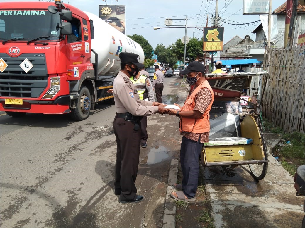 Polsek Karangampel Bagikan Nasi Gratis