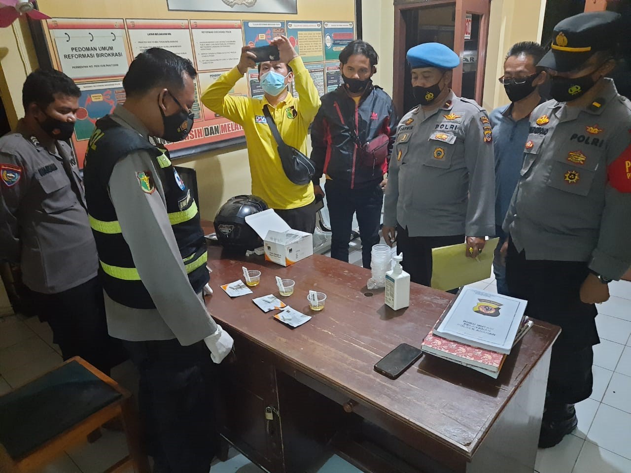 Ratusan Anggota Polisi Jalani Tes Urine