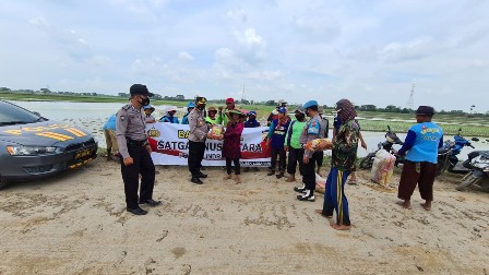 Lagi, Polisi Bantu Petani Korban Banjir