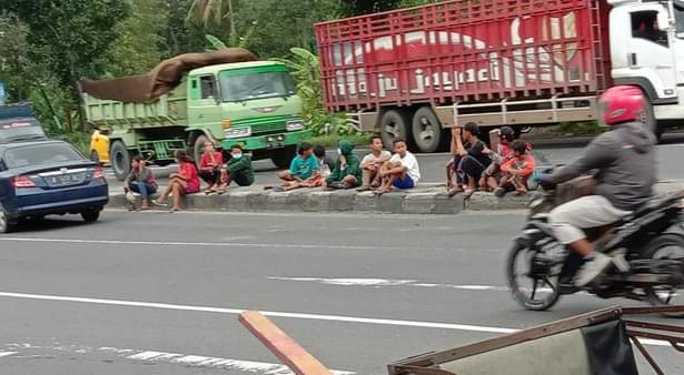 Aksi Nekat Anjal Membahayakan